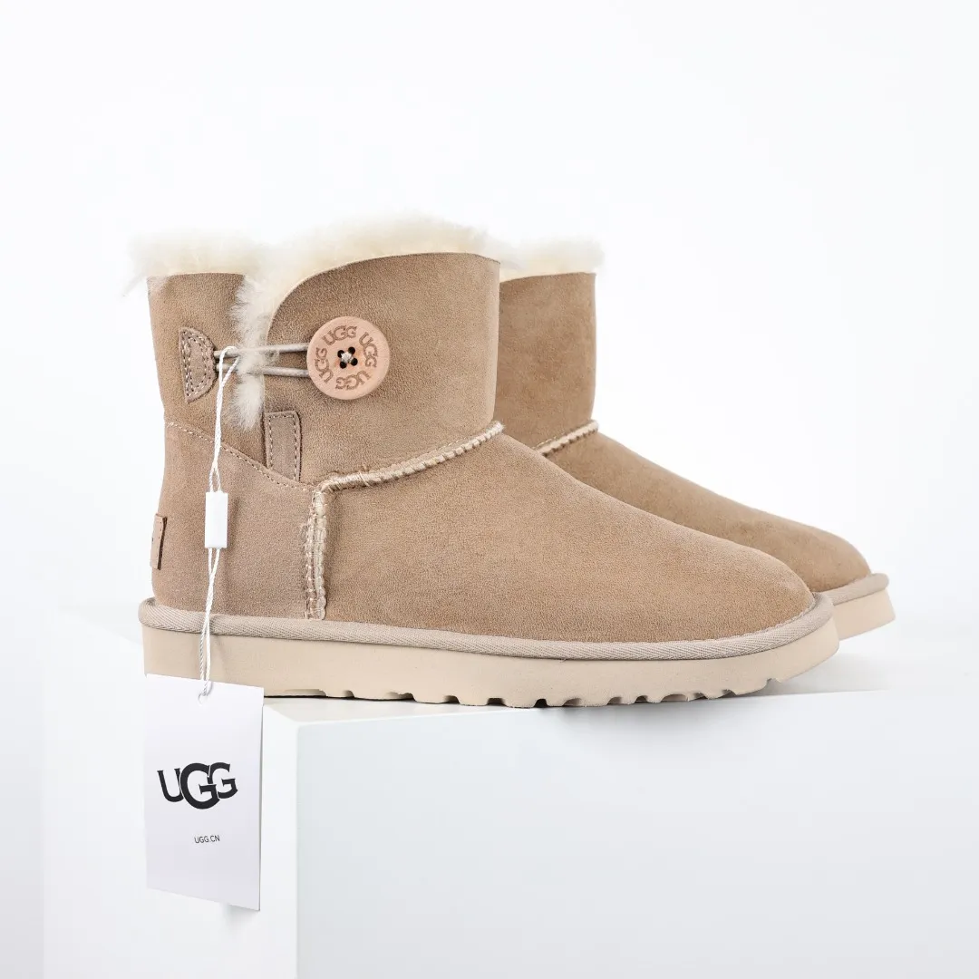 Pick up locally 💰560 Core recommended good price It is a very suitable choice for home furnishings. In the new year, uug launched a series of styles, which are partial to the preferences of young consumers and have also moved to the forefront of fashion trends. Shoe body material: water-repellent coated suede upper, 17 mm UGGPURE™ implantable wool insole, lightweight non-slip and comfortable rubber outsole, with brand LOGO and trademark, with full packaging Size: 35 36 37 38 39 40